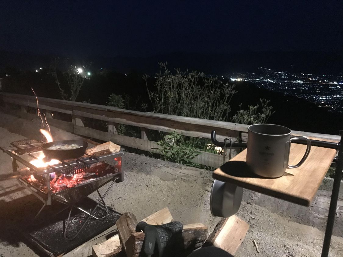 如此般的露营，我想是所有人向往的， 吃着简单的食物，望着璀璨的都市...... 